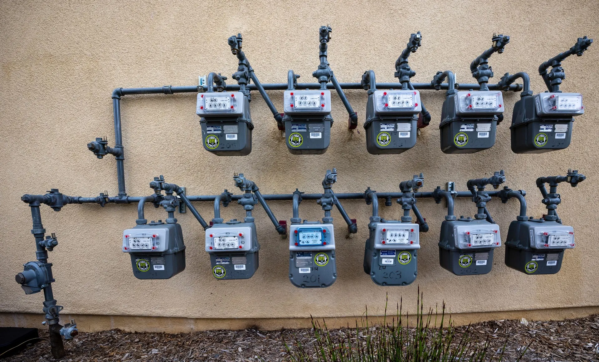 Medidores de gas montados en el muro exterior de un edificio.