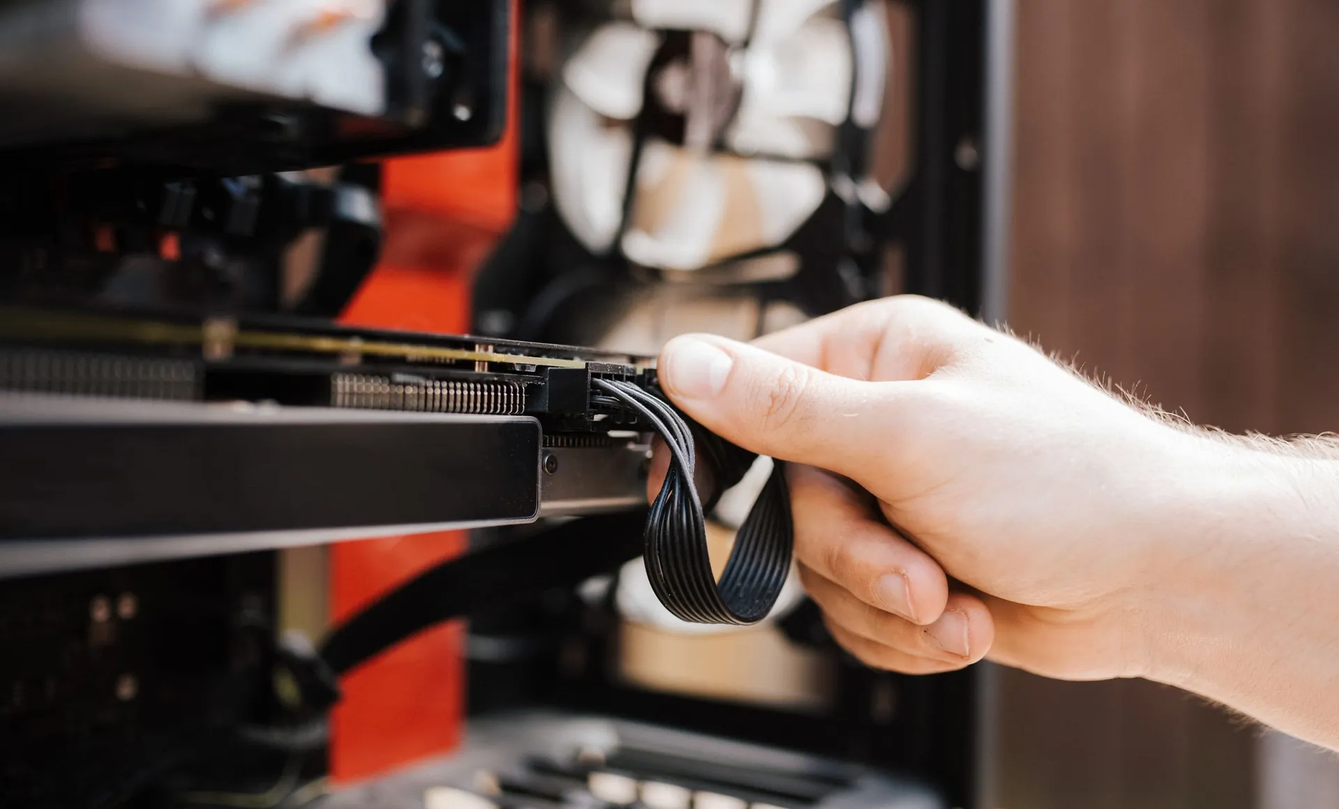 Un técnico conecta cables en un equipo de red dentro de un hogar.
